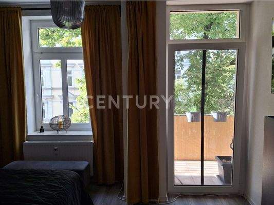 Schlafzimmer mit Zugang zum Balkon