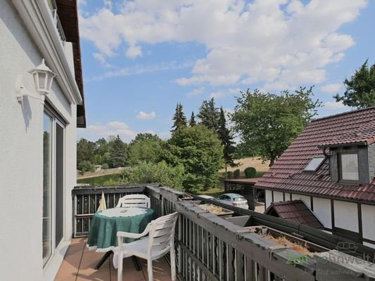 sonniger Balkon auf der Gebäuderückseite