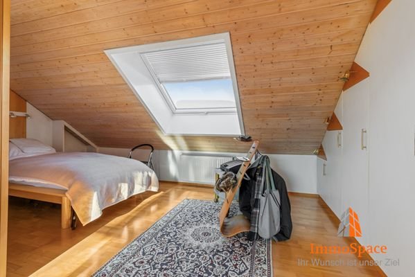 Blick ins Schlafzimmer im Dachgeschoss