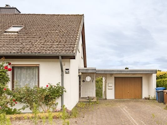 Hausansicht mit Garage 