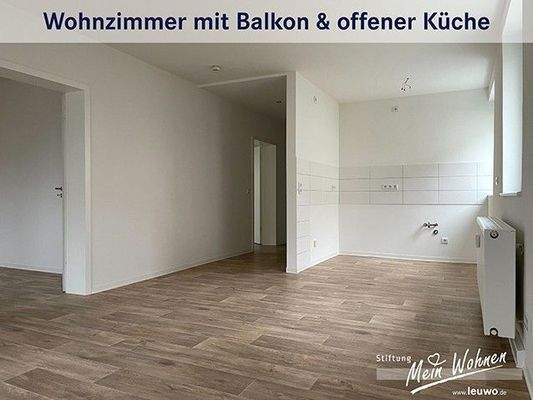 Wohnzimmer mit offener Küche und Balkon