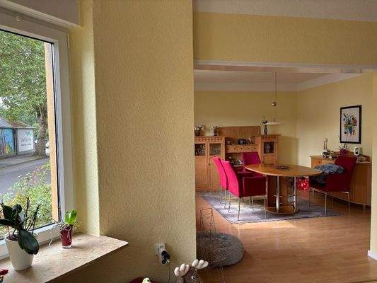 Wohnzimmer mit Blick zum Essbereich.jpg