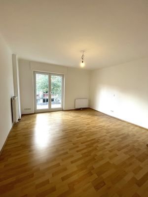 Zimmer mit Ausgang zum Balkon