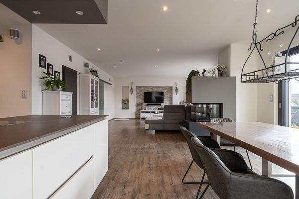 18364 Wohnbereich mit Panorama-Kamin