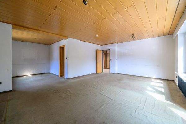 Wohnzimmer mit Blick in das Esszimmer