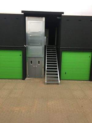 Treppe uns Lastenaufzug zum OG