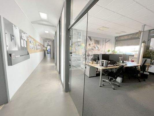 Flur mit Glaselementen