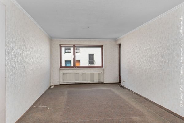 Wohnzimmer (27,49m²) mit Zugang zum Balkon.