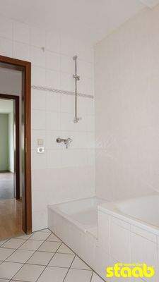 weitere Ansicht Bad mit Wanne und Dusche