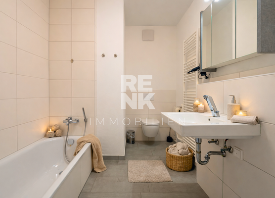 Badezimmer mit Badewanne und WC