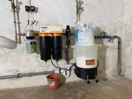 Kellerraum mit diversen Anschlüssen/Leitungen