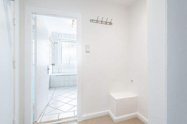 Eingangsflur Blick Badezimmer