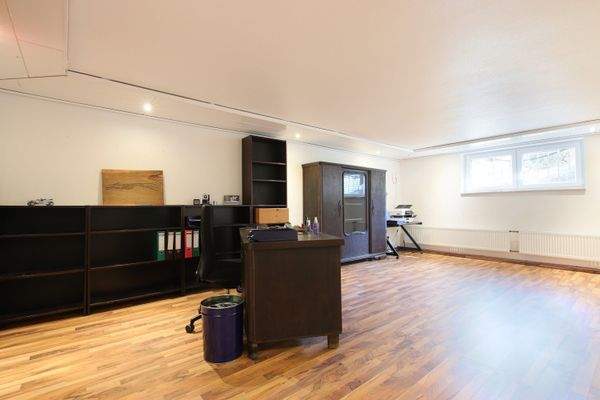 Großes Büro im Keller