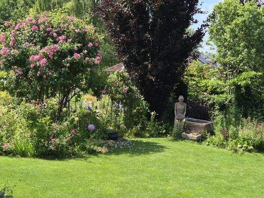Unikat-Sandsteinskulptur mit Brunnen.