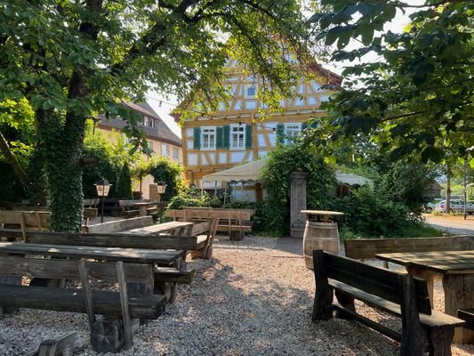 Biergarten mit Rückseite Gebäude