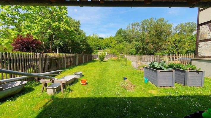 Nutzgarten mit Hochbeeten