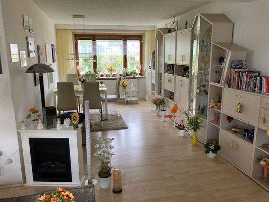 Wohnzimmeransicht hell lichtdurchflutet 