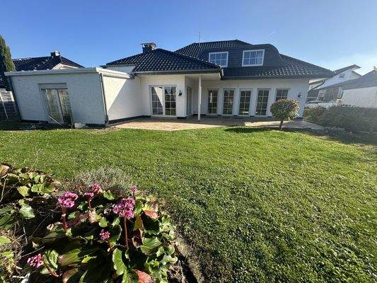 links mit Terrasse Wellnessbereich