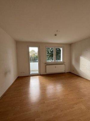 Wohnzimmer mit Balkonzugang