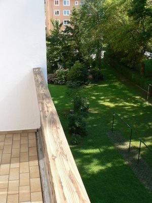 Balkon mit Blick ins Grüne.jpg