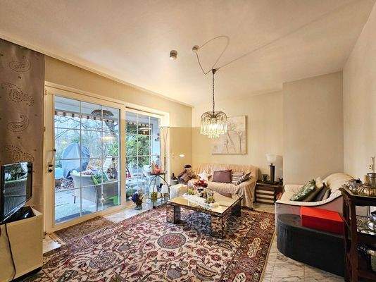 Zimmer mit Zugang zur Terrasse und Garten EG