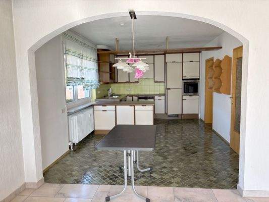 ... mit angrenzender Küche