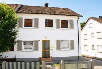 Hausfront mit Vorgarten und Hauseingang