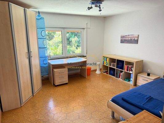 Eines der Zimmer im OG