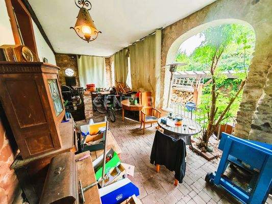 Riesige überdachte Terrasse, ausbaubar als Wohnzimmer EG