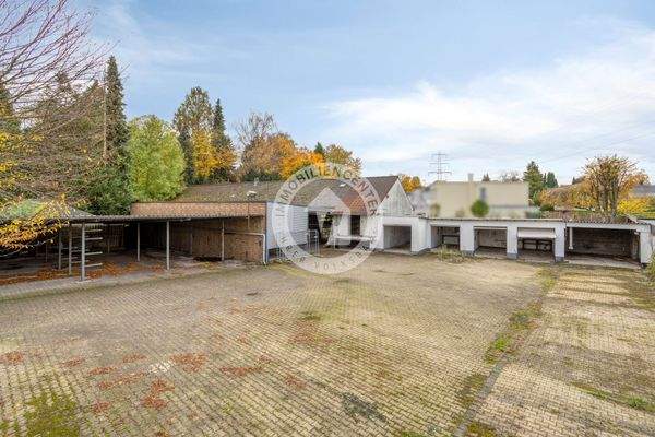 Hoffläche mit Garagen