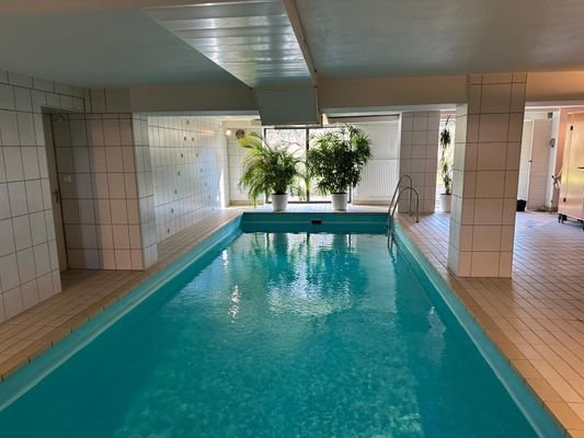 Wellnessbereich Swimmingpool 1b678345f-e3f8-4759-a97d-6a11e11458b6