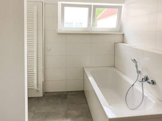 Tageslicht-Badezimmer mit Badewanne