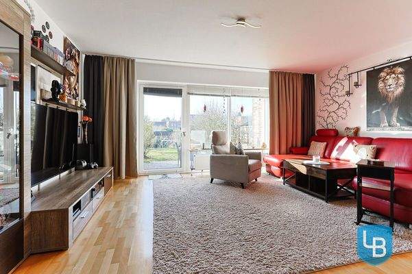 Wohnbereich mit Zugang zur Terrasse