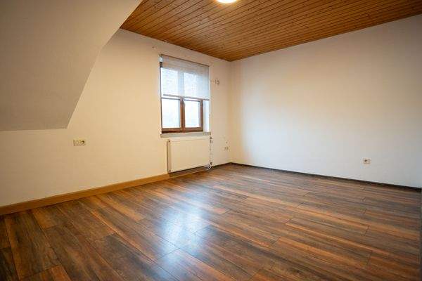 Schlafzimmer 2 OG.jpg