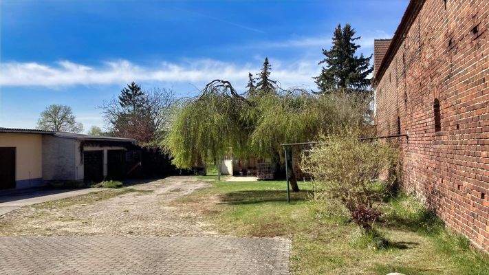 Innenhof mit Garagen