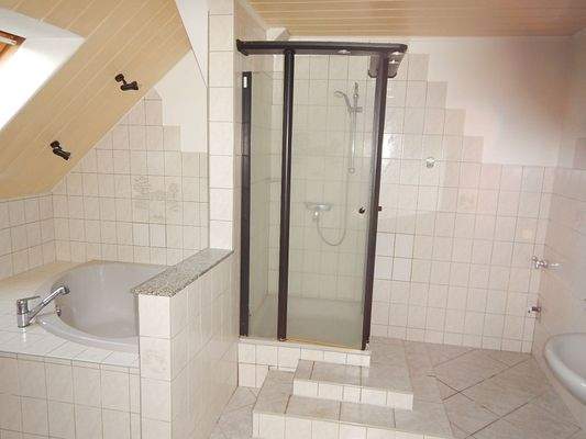 Bad mit Eckwanne,Dusche und Fenster