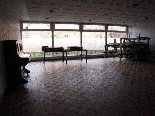 Konferenzraum mit Blick zum Innenhof