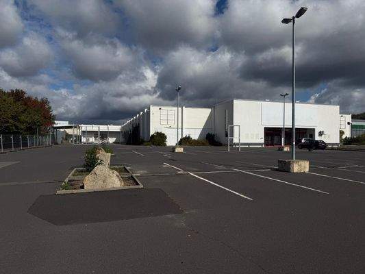 Außengelände mit Parkmöglichkeiten