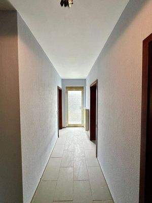 Flurbereich Souterrain mit sep. Zugang zur Wohnung