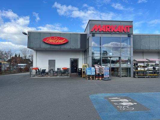 Frontansicht Gebäude vorne