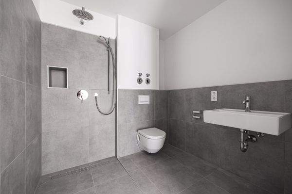 Hochwertig ausgestattetes Badezimmer mit bodengleicher Dusche und barrierefreiem Zugang