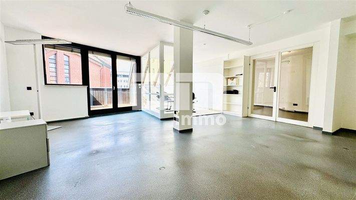 Büroraum 1 groß / / Zugang Balkon 1