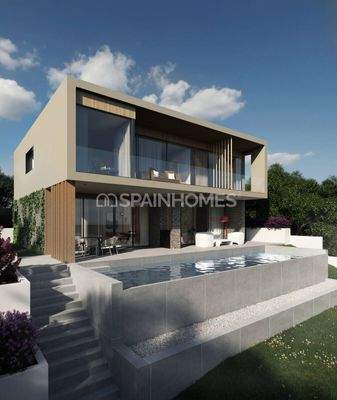 Elegant Detached House with Pool and Garden in Barcelona