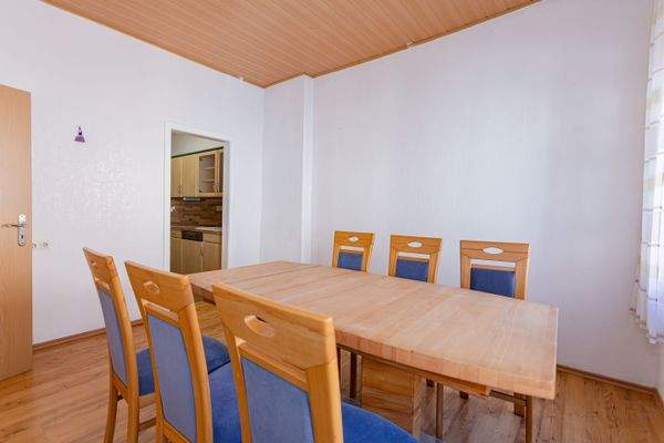 Esszimmer mit Blick in die Küche