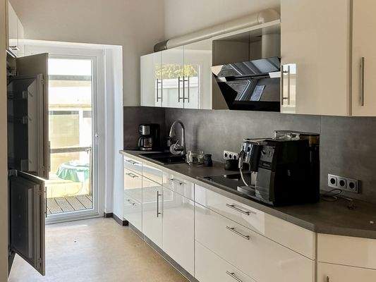 Küche mit Terrassenzugang