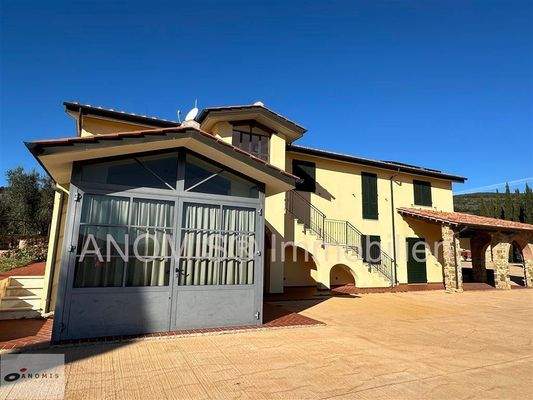 Hof der Villa mit Ihren Gebäuden