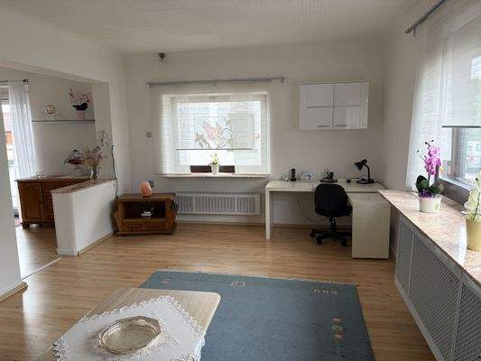 Teil des Wohnzimmers mit Zugang zum Essbereich.jpg