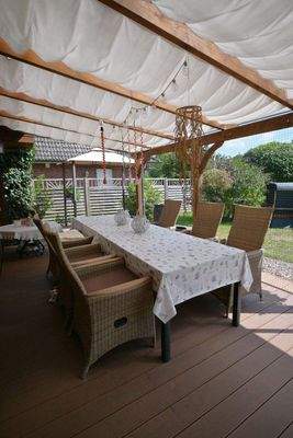 große, überdachte Terrasse