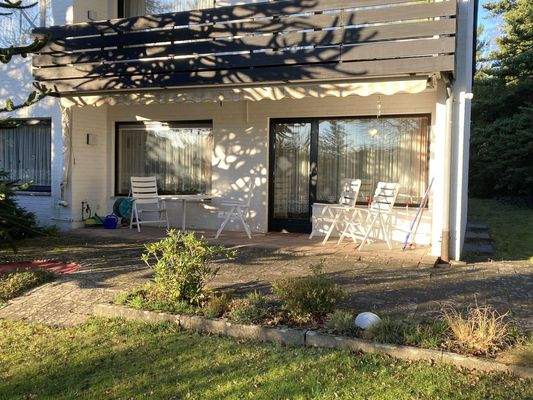 vordere Terrasse am Wohnzimmer