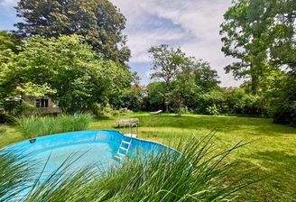 Gartenansicht mit Pool